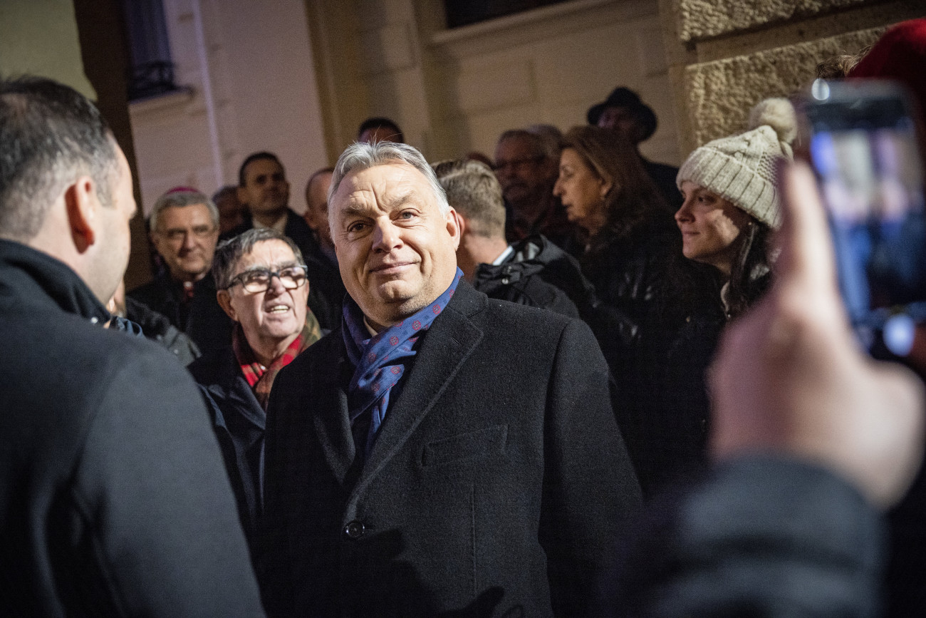 Sopron, 2021. december 14.
A Miniszterelnöki Sajtóiroda által közreadott képen Orbán Viktor miniszterelnök (k) a Hűség napja ünnepi megemlékezésen Sopronban 2021. december 14-én. Száz éve a város lakói népszavazáson úgy döntöttek, hogy Magyarországhoz kívánnak tartozni, nem pedig Ausztriához.
MTI/Miniszterelnöki Sajtóiroda/Fischer Zoltán