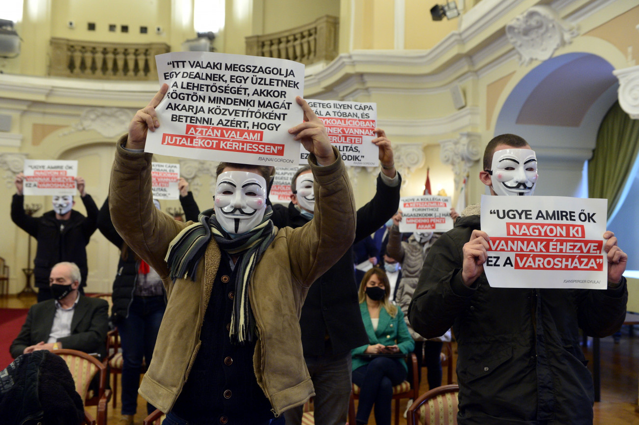 Budapest, 2021. november 24.
A Városháza-üggyel kapcsolatos transzparenseket mutatnak demonstrálók a Fővárosi Közgyűlés ülésén a Városházán 2021. december 15-én. 
MTI/Kovács Attila