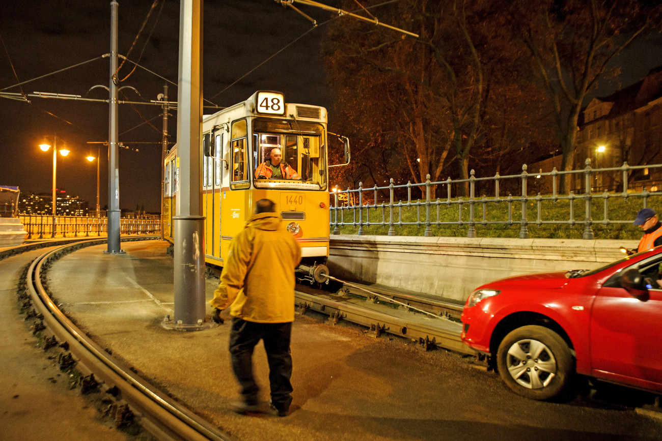 Budapest, 2021. december 19.
A Clark Ádám tér alatti villamosalagútba hajtott és bennrekedt személyautót vontatják ki a külön erre a célra a helyszínre érkezett villamossal 2021. december 19-én.
MTI/Lakatos Péter