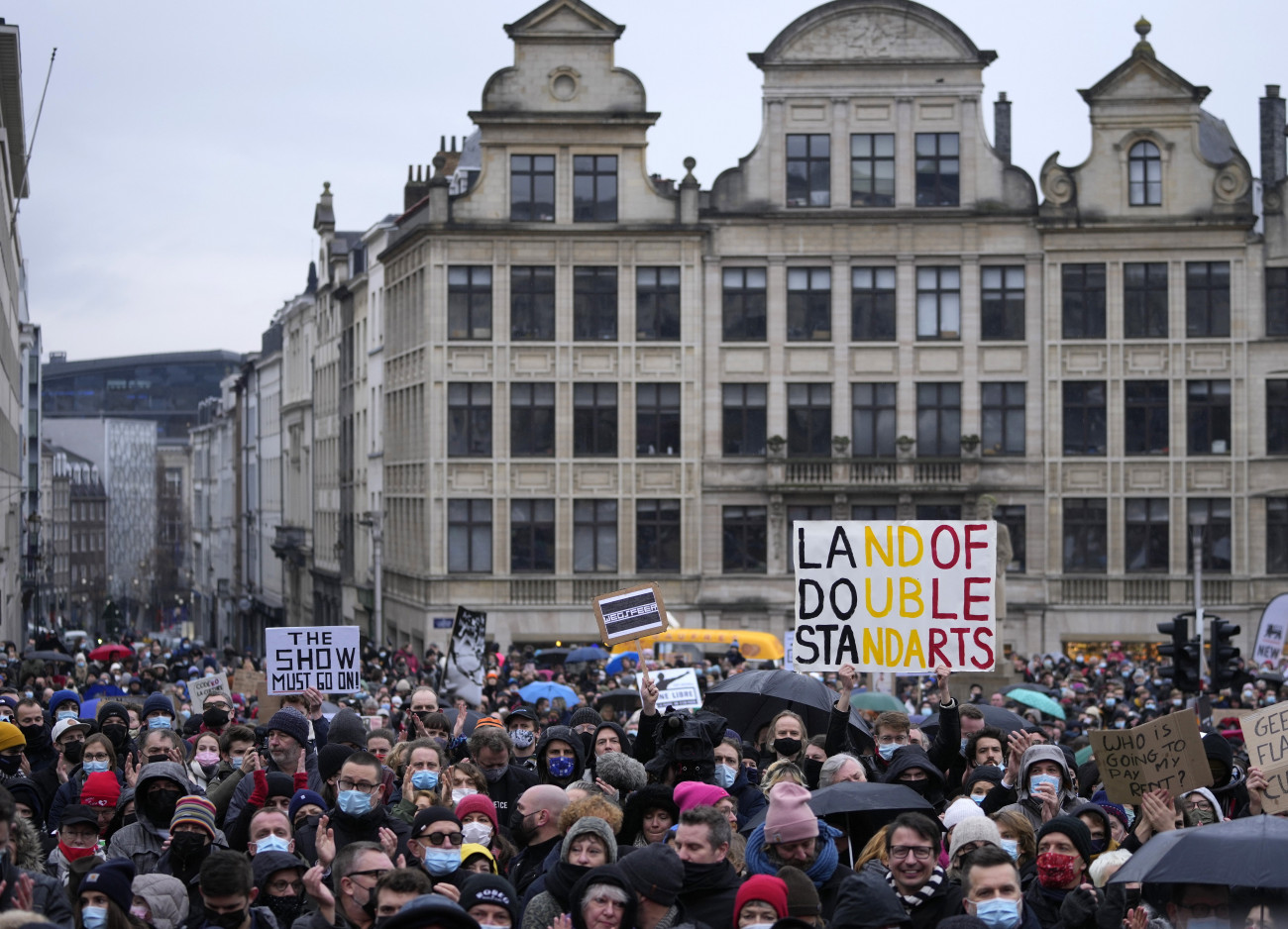 Brüsszel, 2021. december 26.
Előadóművészek, rendezvényszervezők, mozitulajdonosok és mások tüntetnek a koronavírus omikron variánsának terjedésének korlátozása céljából bevezetett, főként a kulturális szektort érintő korlátozások ellen Brüsszelben 2021. december 26-án. A kettős mérce országa feliratú táblát tart az egyik tiltakozó (j).
MTI/AP/Virginia Mayo