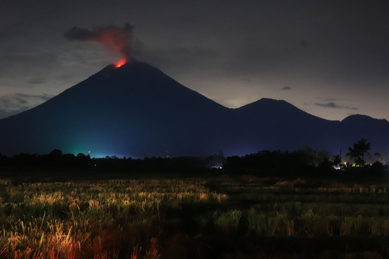 LUMAJANG, INDONESIA - DECEMBER 6: Mount Semeru spews hot lava as it is seen at the Mount Sawur monitoring post after erupting several days ago in Lumajang Regency, Indonesia on December 6, 2021. (Photo by Suryanto/Anadolu Agency via Getty Images)