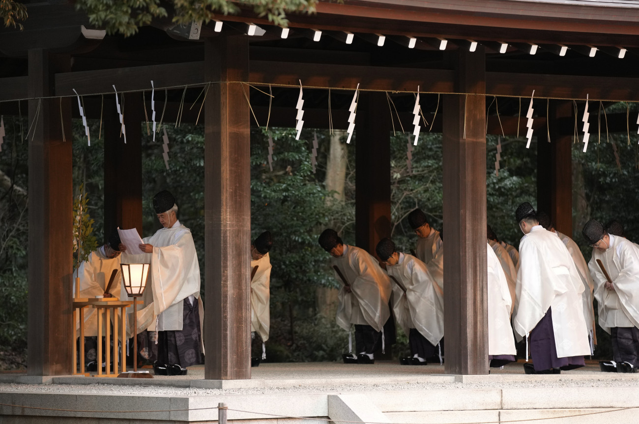 Tokió, 2021. december 31.
Sintó papok az új évet köszöntő szertartáson a tokiói Meidzsi templom udvarán 2021. december 31-én.
MTI/EPA/Majama Kimimasza