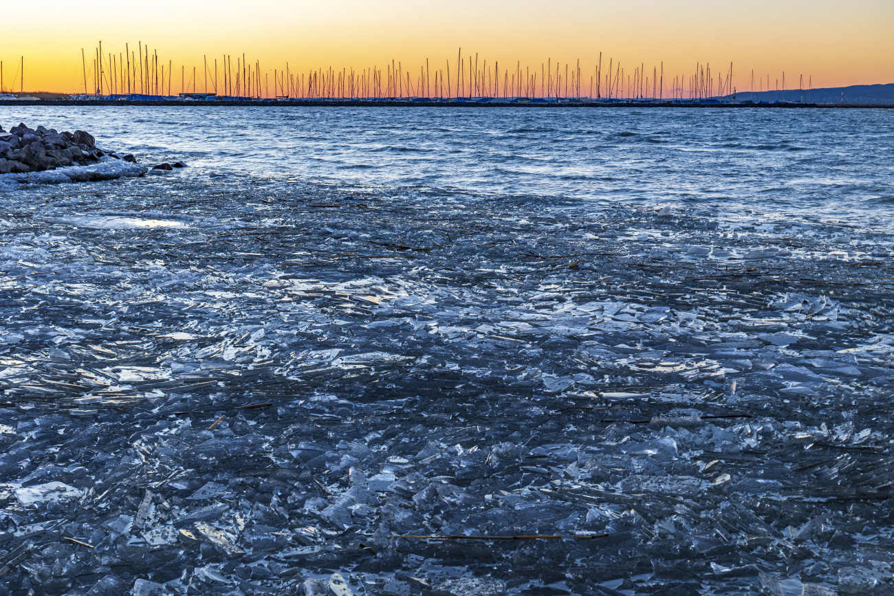 Balatonfenyves, 2022. január 30.
A viharos erejű szél miatt összetorlódott jég a Balatonnál, a balatonfenyvesi parton 2022. január 30-án.
MTI/Varga György