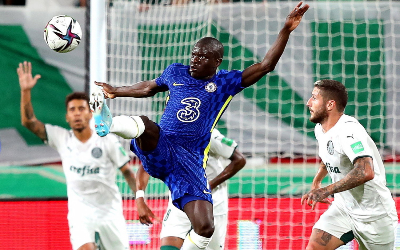 Abu-Dzabi, 2022. február 12.
N'Golo Kante, a Chelsea játékosa (k) a labdarúgó klubvilágbajnokság döntőjében játszott Palmeiras - Chelsea mérkőzésen az abu-dzabi Mohammed Bin Zajed Stadionban 2022. február 12-én.
MTI/EPA/Ali Haider