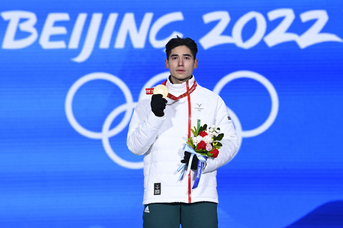 Peking, 2022. február 14.
Az aranyérmes Liu Shaoang a férfi rövidpályás gyorskorcsolyázók 500 méteres versenyének eredményhirdetésén az olimpiai parkban a pekingi téli olimpián 2022. február 14-én.
MTI/Kovács Tamás