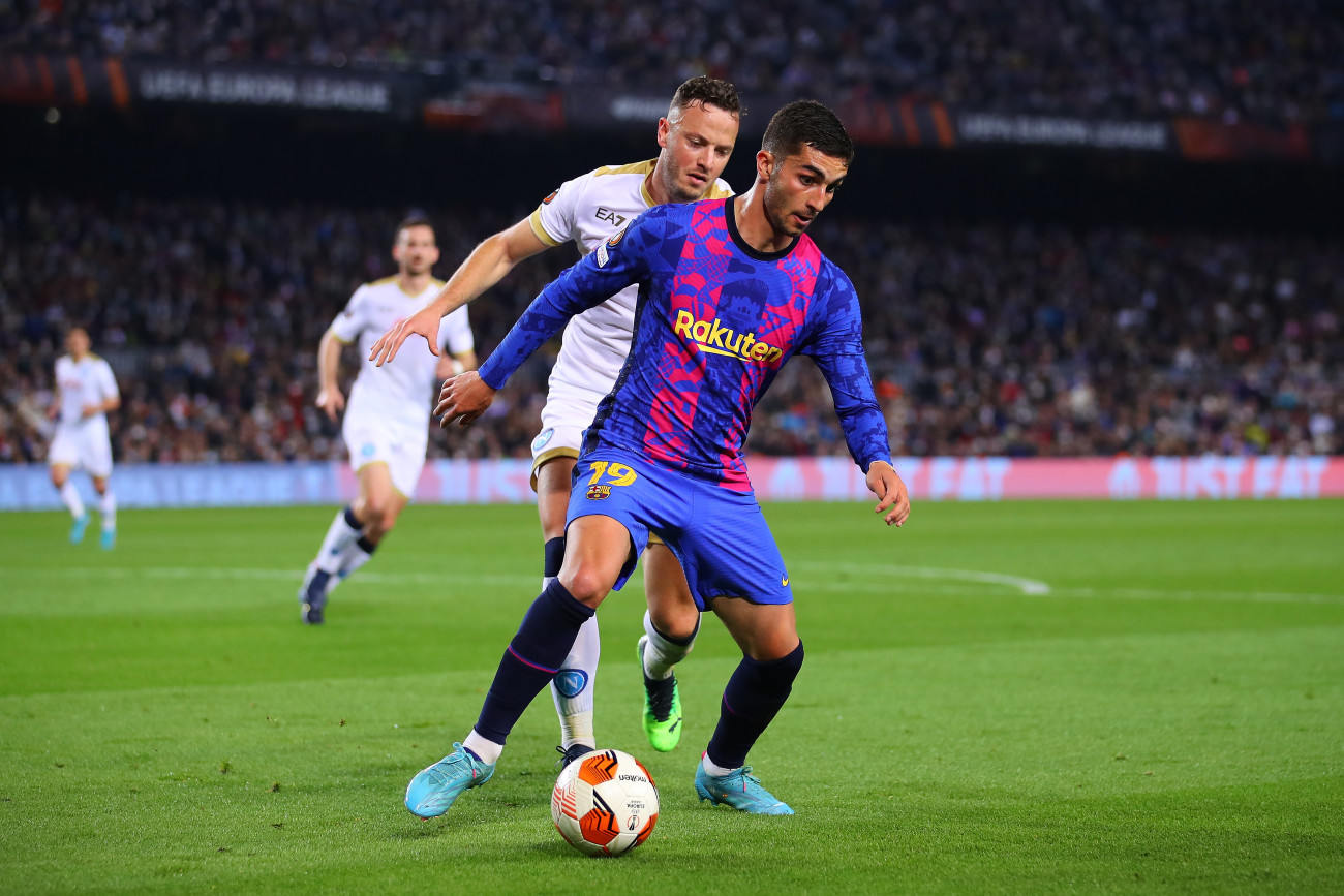 BARCELONA, SPAIN - FEBRUARY 17: Ferran Torres of FC Barcelona controls the ball during the UEFA Europa League Knockout Round Play-Off Leg One match between FC Barcelona and SSC Napoli at Camp Nou on February 17, 2022 in Barcelona, Spain. (Photo by Eric Alonso/Getty Images)