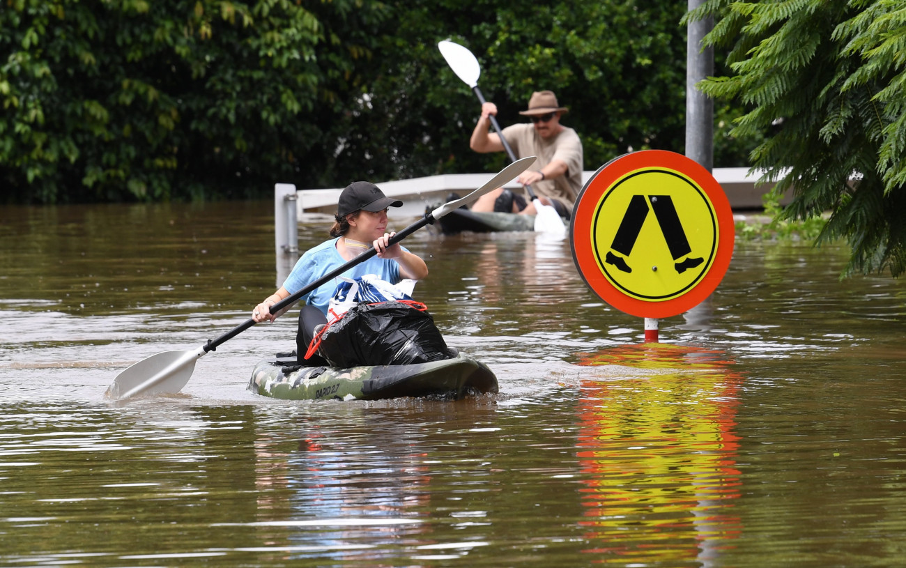 Brisbane, 2022. február 28.
Kajakkal közlekednek emberek a Queensland állambeli Miltonban 2022. február 28-án. A heves esőzések  miatt áradások sújtják Ausztrália északkeleti térségét.
MTI/EPA-AAP/Darren England