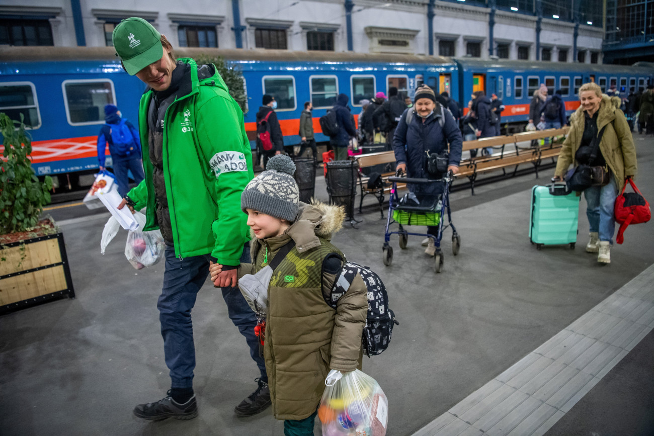 Budapest, 2022. március 1.
Önkéntes segít a háború miatt Ukrajnából menekülő embereknek Budapesten, a Nyugati pályaudvaron 2022. március 1-jére virradóan.
MTI/Balogh Zoltán