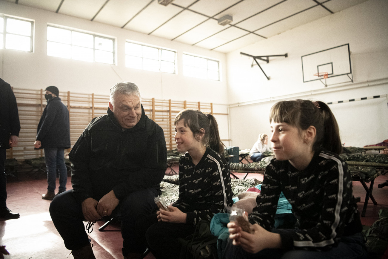 Beregsurány, 2022. március 3.
A Miniszterelnöki Sajtóiroda által közreadott képen Orbán Viktor miniszterelnök gyerekekkel beszélget a háború miatt Ukrajnából Magyarországra menekülők számára kialakított segítségponton Beregsurányban 2022. március 3-án.
MTI/Miniszterelnöki Sajtóiroda/Benko Vivien Cher