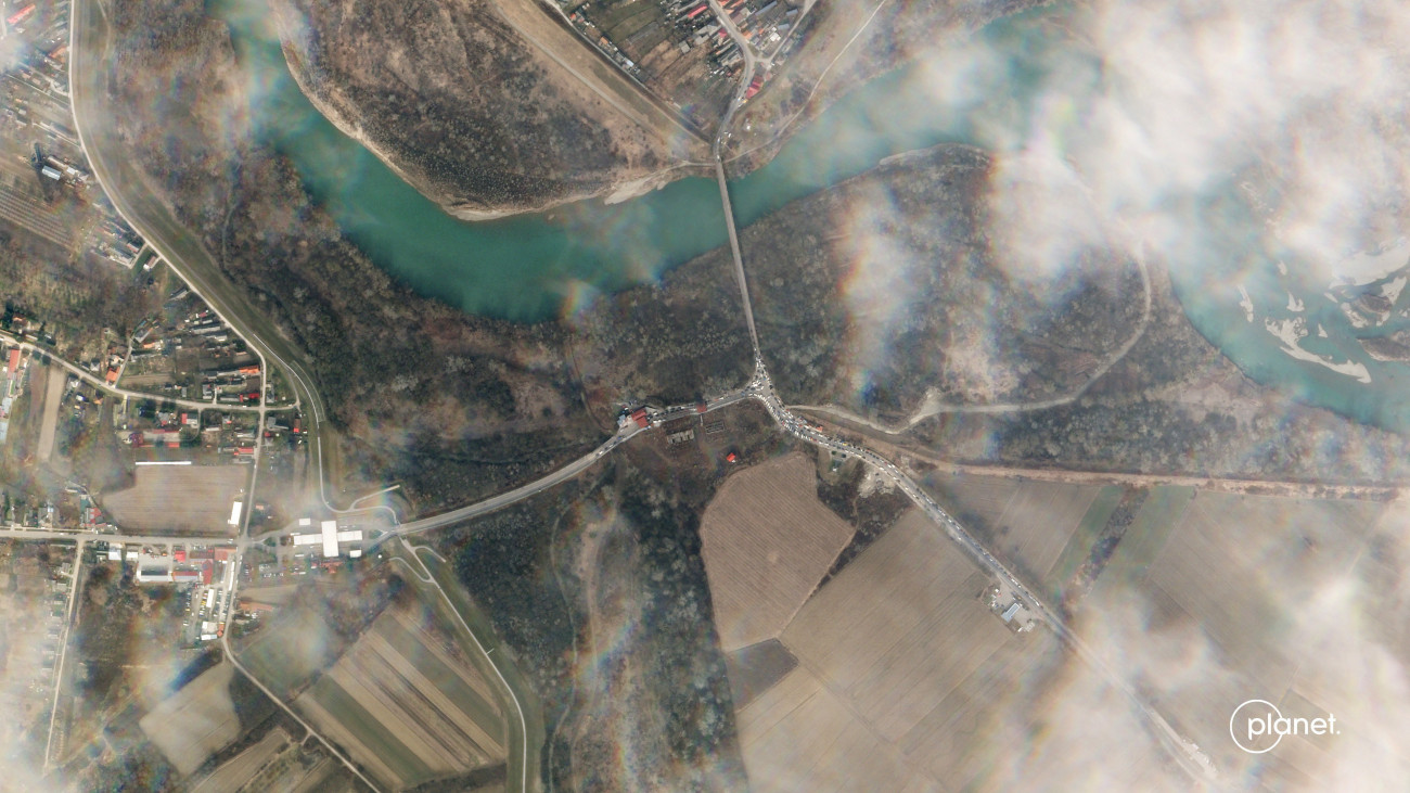 Tiszabecs, 2022. március 2.
A műholdfelvételen autójukban ülve várakoznak az Ukrajnából menekülő emberek az ukrán-magyar határon fekvő tiszabecsi határátkelőnél 2022. március 2-án. Vlagyimir Putyin orosz elnök február 24-én rendelte el katonai művelet végrehajtását Ukrajnában.
MTI/AP/Planet Labs PBC