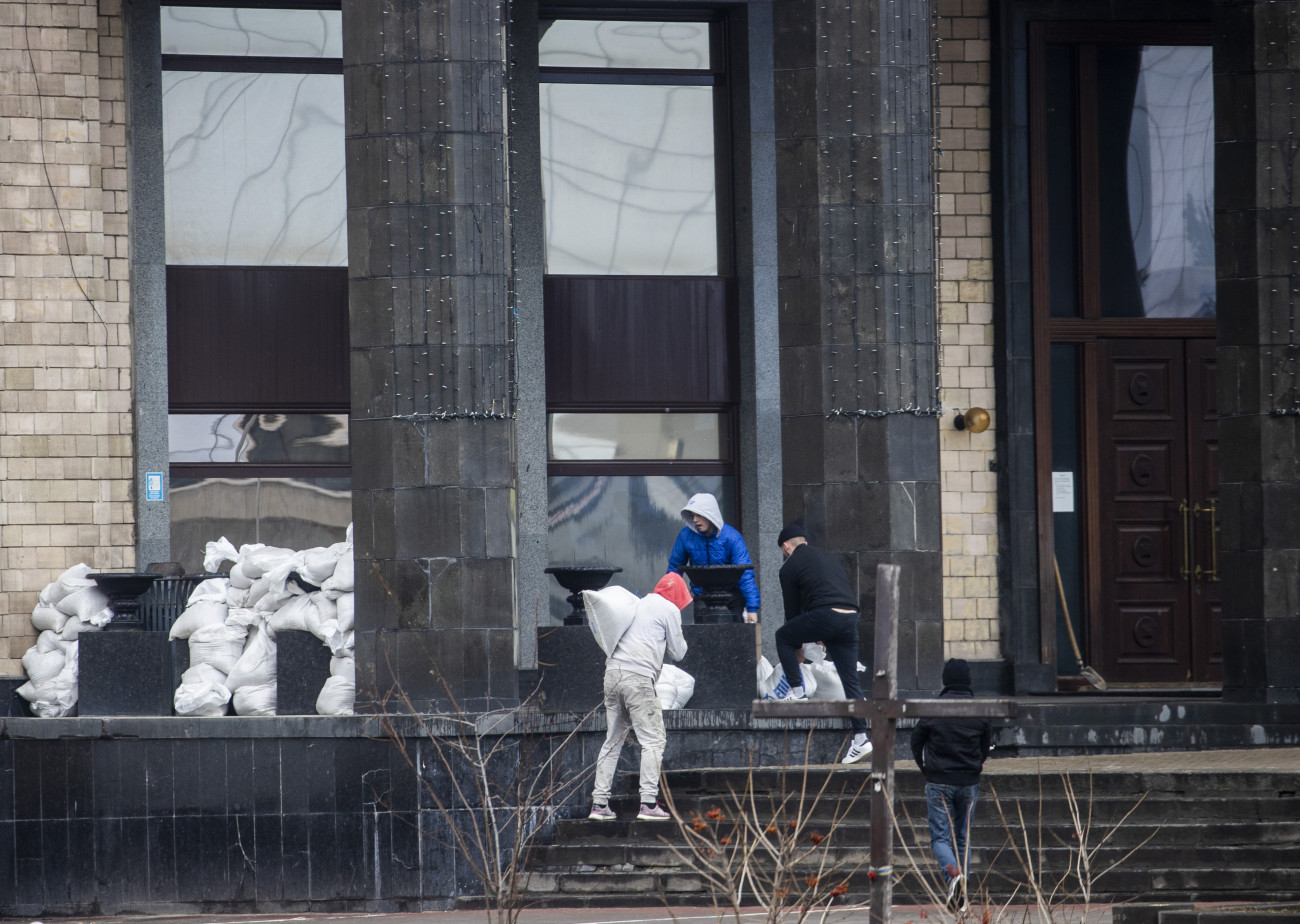 KYIV, UKRAINE - MARCH 03: Barricades are set up in front of Independence Monument and soldiers patrol as air raid sirens heard during amid Russian attacks in Kyiv, Ukraine on March 03, 2022. (Photo by Aytac Unal/Anadolu Agency via Getty Images)