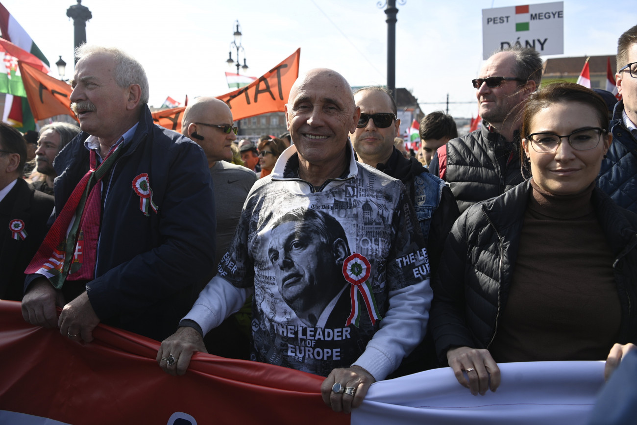 Budapest, 2022. március 15.
Bencsik András, a Magyar Demokrata hetilap főszerkesztője Pataki Attila, az Edda művek frontembere és llés Boglárka, a Fidelitas elnöke (b-j) a Civil Összefogás Fórum - Civil Összefogás Közhasznú Alapítvány (CÖF-CÖKA) Békemenetén a Margit hídon az 1848-49-es forradalom és szabadságharc kitörésének évfordulóján, 2022. március 15-én.
MTI/Balogh Zoltán