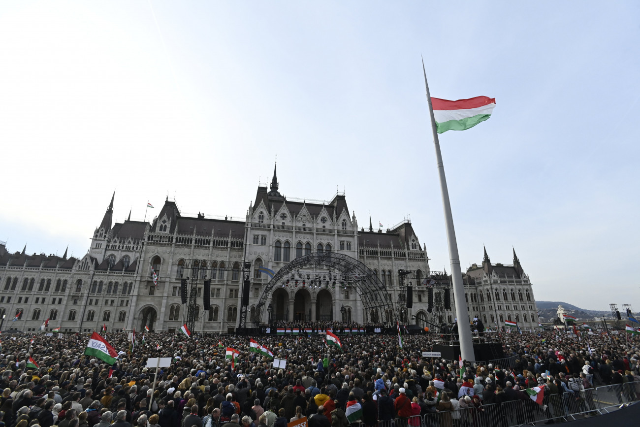 Budapest, 2022. március 15.
A Kossuth téren rendezett állami díszünnepség résztvevői az 1848-49-es forradalom és szabadságharc kitörésének évfordulóján, 2022. március 15-én.
MTI/Koszticsák Szilárd