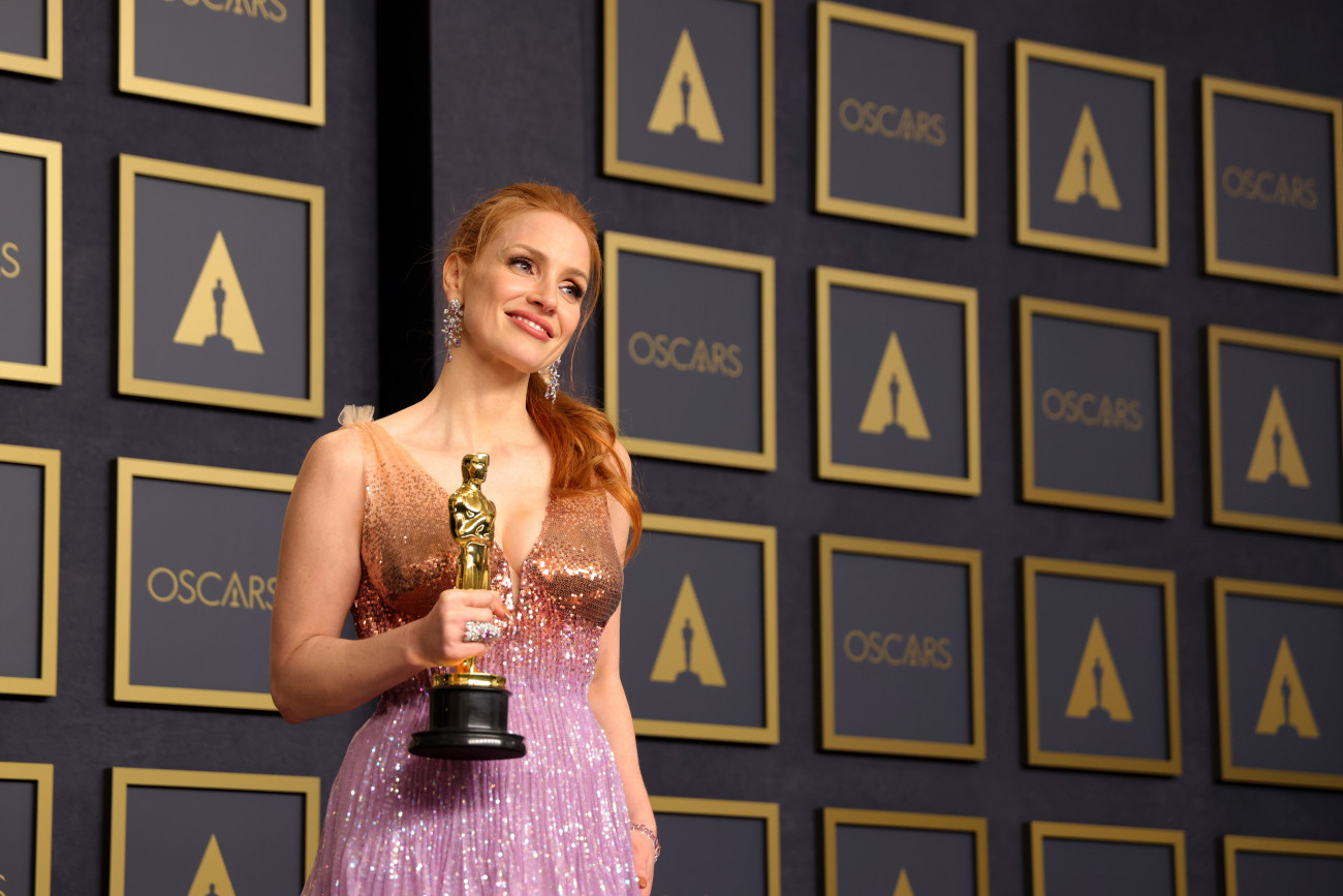 Los Angeles, 2022. március 28.
Jessica Chastain amerikai színésznő kezében a legjobb női főszereplőnek járó díjjal a 94. Oscar-gálán a Los Angeles-i Dolby Színházban 2022. március 27-én. Chastain a The Eyes Of Tammy Faye című filmben nyújtott alakításáért vehette át az elismerést. (Photo by Momodu Mansaray/WireImage)