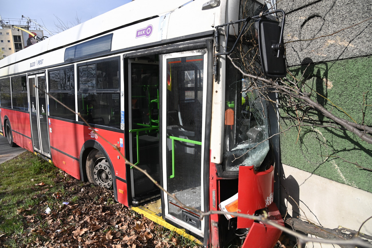 Budapest, 2022. április 5.
Összetört trolibusz az M3-as utópálya kivezető szakaszán, a Budapest XIV. kerületében lévő Kacsóh Pongrác úti felüljáró közelében 2022. április 5-én. A troli átszakított egy zajvédő falat. A busz fülkéjéből a tűzoltók szabadítottak ki egy embert.
MTI/Mihádák Zoltán