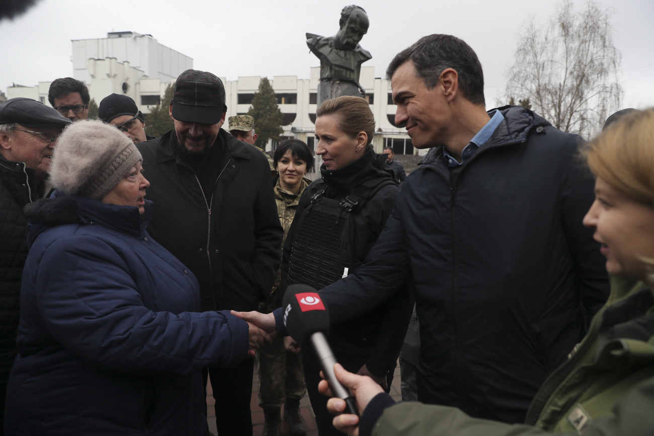 Borodjanka, 2022. április 21.
Pedro Sánchez spanyol (j2) és Mette Frederiksen dán kormányfő (j3) helyi lakosokkal találkozik Borodjankában 2022. április 21-én.
MTI/EPA/EFE/Miguel Gutiérrez