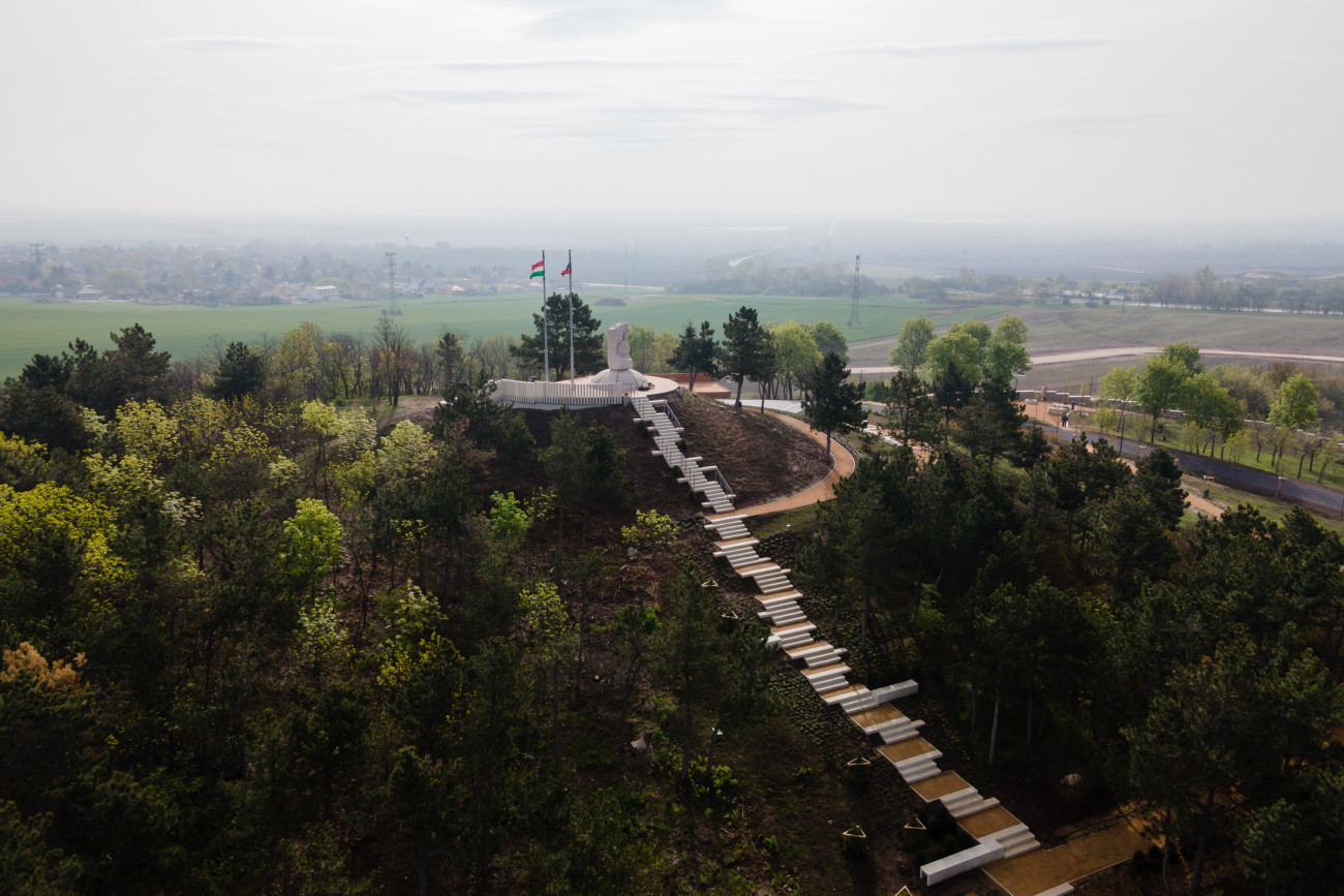 Székesfehérvár, 2022. április 24.
Az Aranybulla monumentális emlékműve a székesfehérvári Csúcsos-hegyen 2022. április 24-én, azon a helyen, ahol a hagyomány szerint egykor kihirdették. Nyolcszáz éve, 1222. április 24-én adta ki II. András király Fehérváron a magyar nemesség jogait első ízben rögzítő Aranybullát, amely évszázadokra a magyar jogrendszer egyik legfőbb tartóoszlopa, a történeti alkotmány fontos része lett.
MTI/Vasvári Tamás