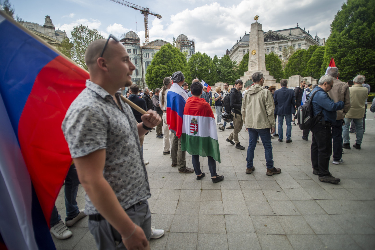 Budapest, 2022. április 30.
Az Oroszország melletti szimpátiatüntetés résztvevői a belvárosi Szabadság téren 2022. április 30-án.
MTI/Balogh Zoltán