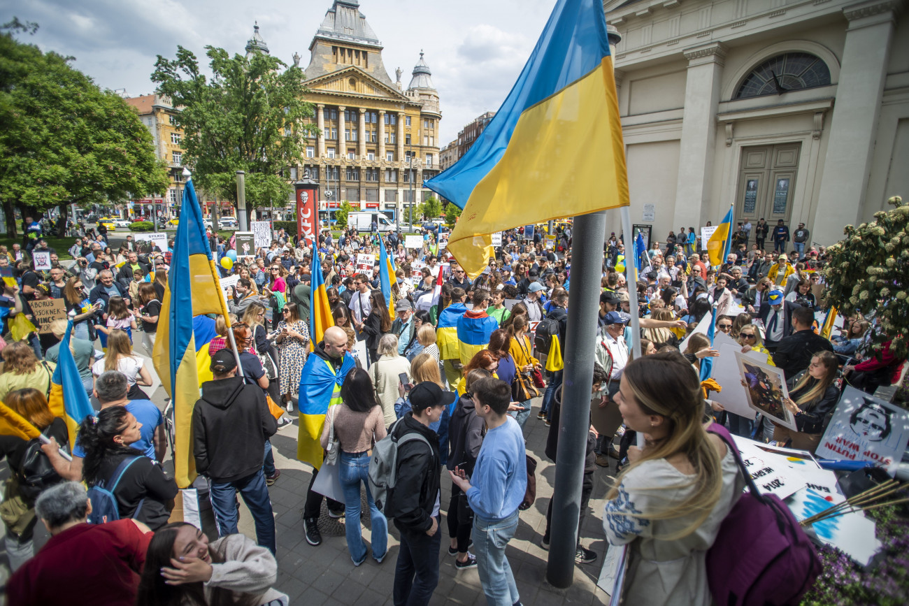 Budapest, 2022. április 30.
Az Oroszország melletti tüntetés ellen szervezett demonstráció résztvevői a Deák Ferenc téren 2022. április 30-án. Az ellentüntetést a Magyarországi Ukrán Kulturális Egyesület és a Jednisty Asociaciya/Egység Ukrán Egyesület szervezte.
MTI/Balogh Zoltán