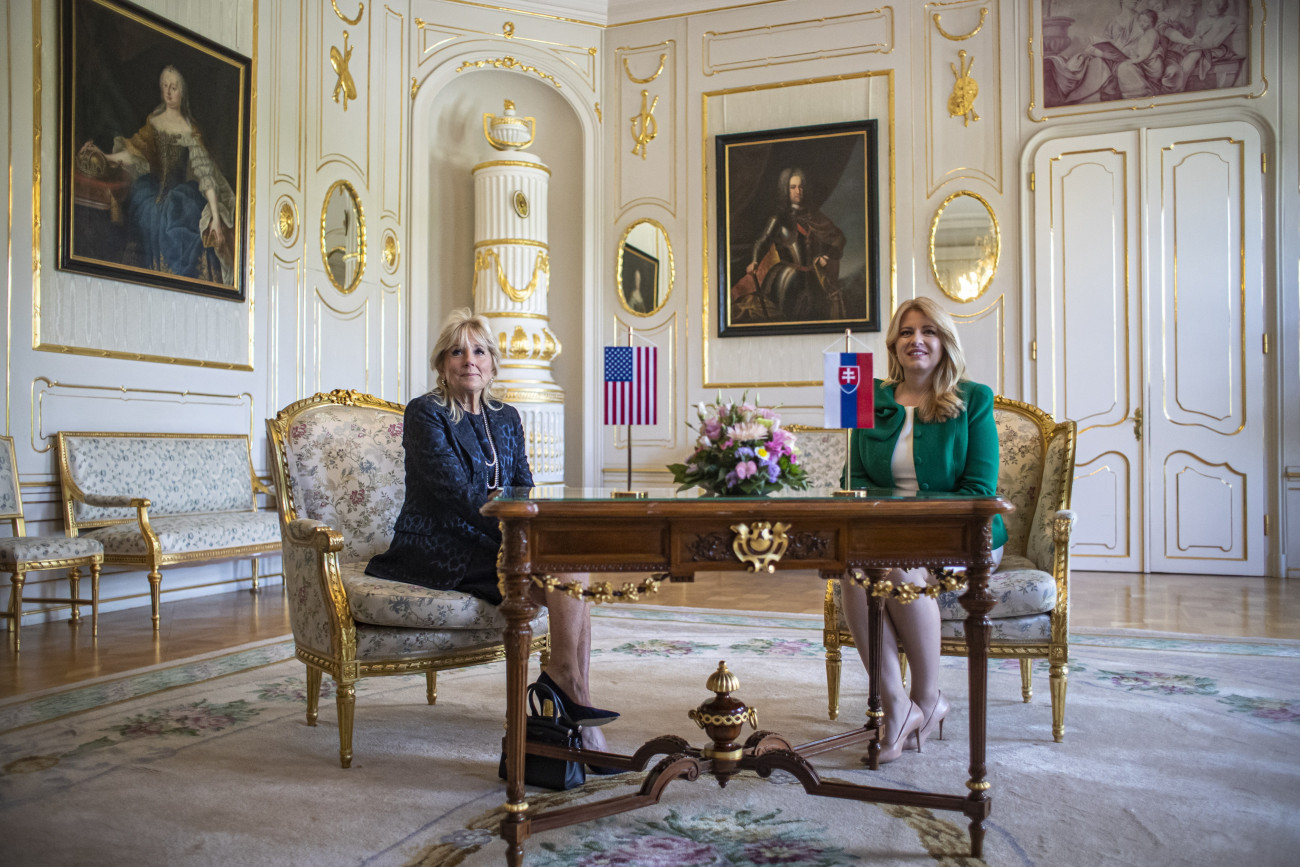 Pozsony, 2022. május 9.
Jill Biden, Joe Biden amerikai elnök felesége (b) és Zuzana Caputova szlovák államfő megbeszélést folytat a pozsonyi elnöki palotában 2022. május 8-án.
MTI/EPA/Martin Divisek
