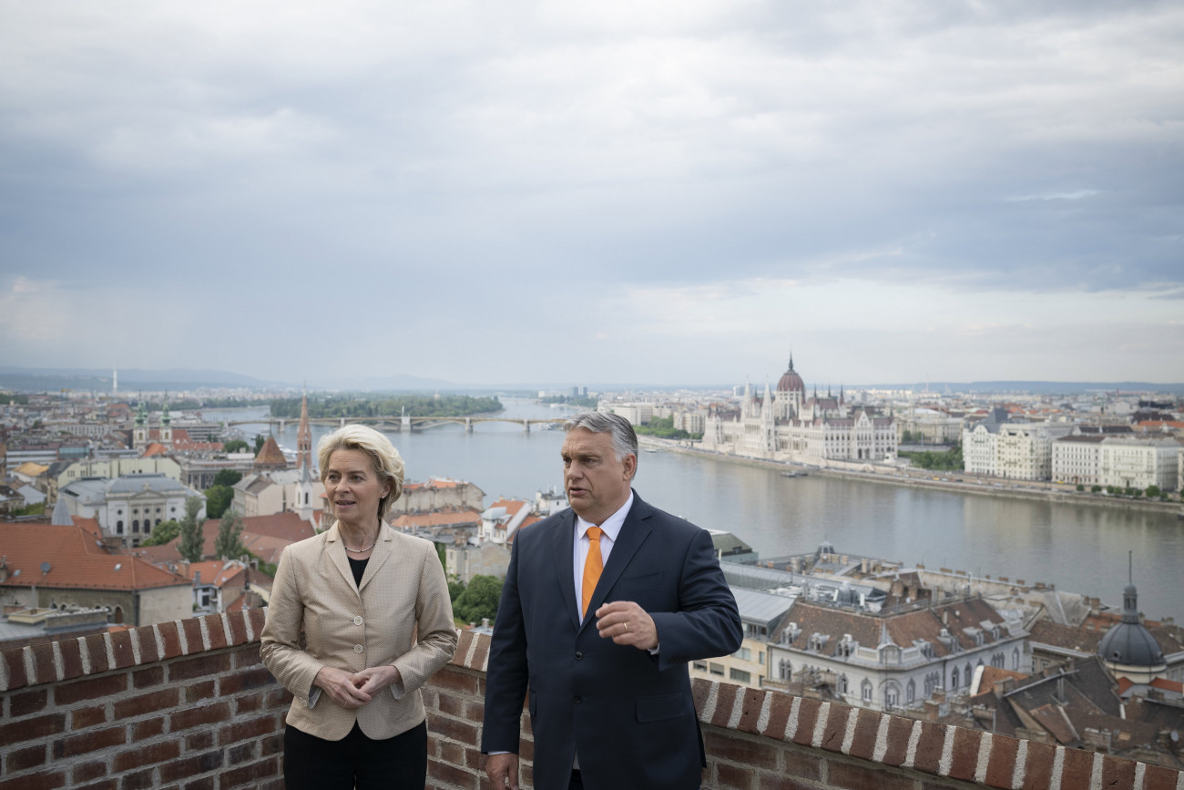 Budapest, 2022. május 9.
A Miniszterelnöki Sajtóiroda által közreadott képen Orbán Viktor miniszterelnök fogadja Ursula von der Leyent, az Európai Bizottság elnökét a Karmelita kolostorban, ahol munkavacsora keretében tárgyalnak 2022. május 9-én.
MTI/Miniszterelnöki Sajtóiroda/Benko Vivien Cher