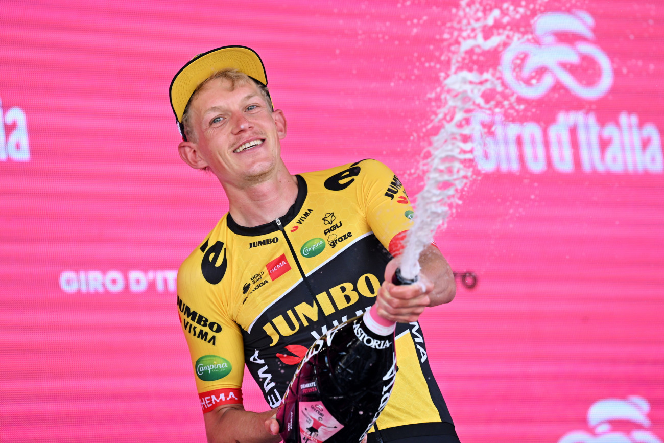 Potenza, 2022. május 13.
A győztes holland Koen Bouwman a pódiumon ünnepel a 105. Giro d'Italia országúti kerékpáros körverseny hetedik, Diamante és Potenza közötti, 198 kilométeres szakaszának eredményhirdetésén az olaszországi Potenzában 2022. május 13-án.
MTI/AP/LaPresse/Gian Mattia D'Alberto