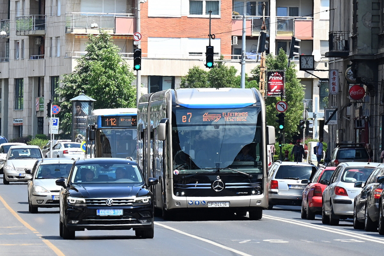 Budapest, 2020. augusztus 6.
A 7 és 8E viszonylaton tesztüzemben közlekedő Mercedes eCitaro G típusú elektromos autóbusz a Thököly úton 2022. május 20-án.
MTI/Máthé Zoltán