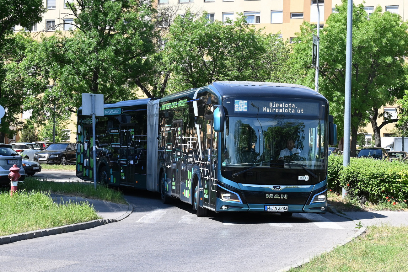 Budapest, 2020. augusztus 6.
A 7 és 8E viszonylaton tesztüzemben közlekedő Lions City 18E típusú elektromos autóbusz az Újpalotai végállomáson 2022. május 20-án.
MTI/Máthé Zoltán