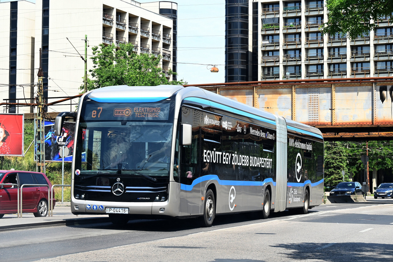 Budapest, 2020. augusztus 6.
A 7 és 8E viszonylaton tesztüzemben közlekedő Mercedes eCitaro G típusú elektromos autóbusz a Thököly úton 2022. május 20-án.
MTI/Máthé Zoltán