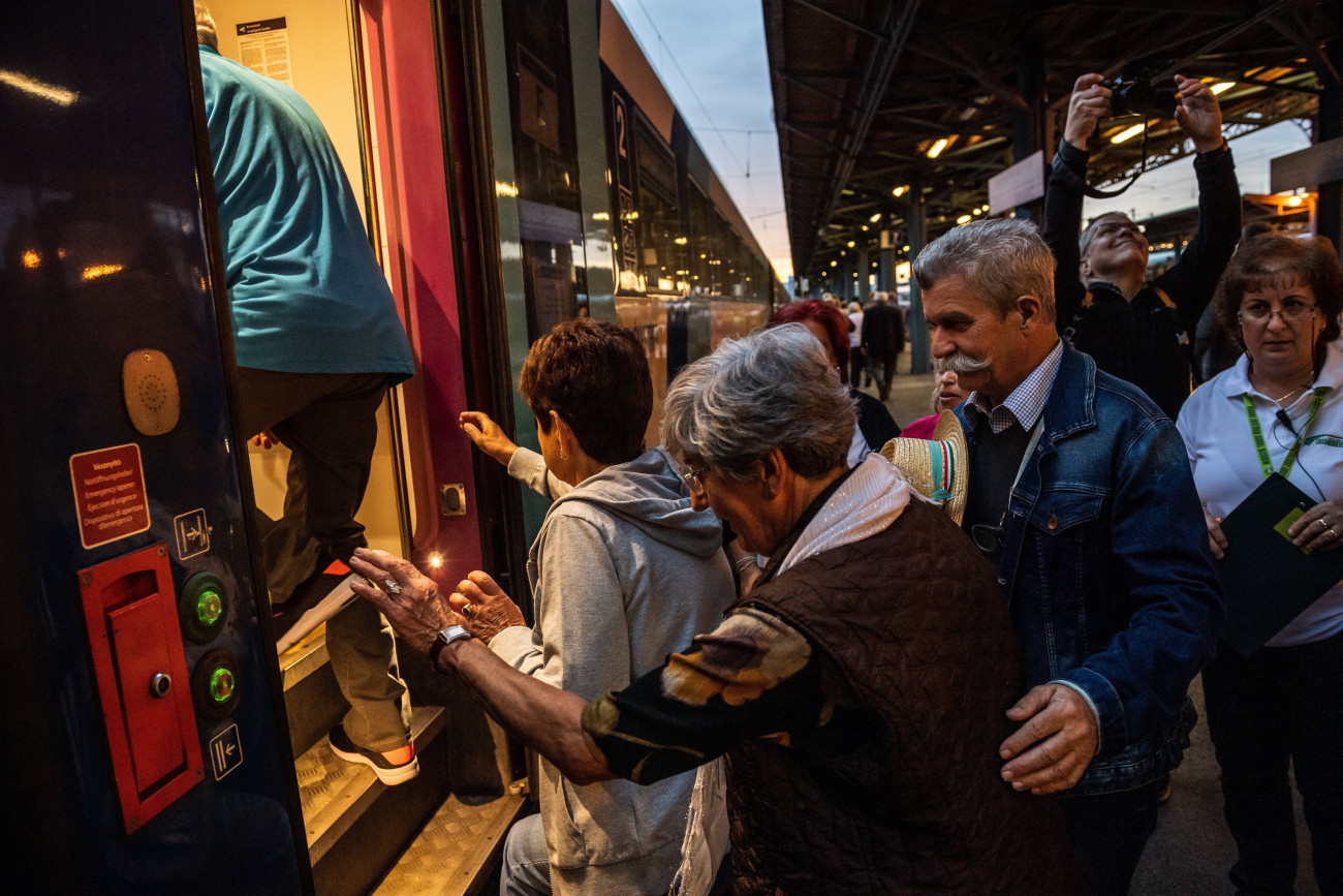 Budapest, 2022. június 2.
Zarándokok érkeznek a csíksomlyói pünkösdi búcsúba induló Boldogasszony zarándokvonathoz a Keleti pályaudvaron 2022. június 2-án. A zarándokvonattal mintegy hétszázan utaznak, a szerelvény a Keleti pályaudvarról Szolnok, Püspökladány, Nagyvárad, Kolozsvár, Marosvásárhely, Déda, Maroshévíz, Gyergyószentmiklós, Marosfő, Csíkszentdomokos és Csíkmadaras érintésével késő este érkezik meg Csíkszeredára.
MTI/Mónus Márton