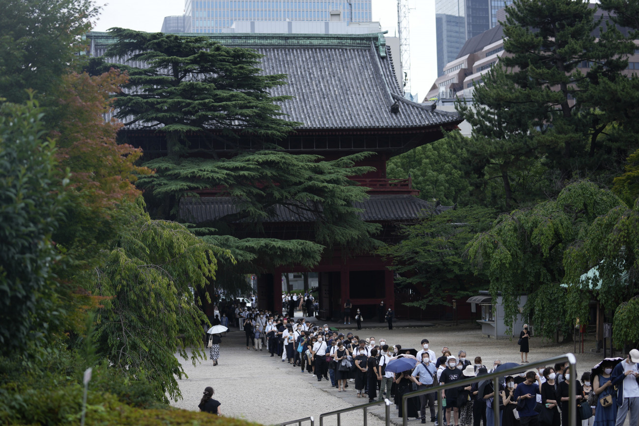 Tokió, 2022. július 12.
Abe Sindzó korábbi japán miniszterelnök tisztelői leróják kegyeletüket a meggyilkolt Abe előtt a tokiói Zodzsodzsi buddhista templomban tartott gyászszertartáson 2022. július 12-én. A 67 éves politikust július 8-án a Liberális Demokrata Párt választási kampányrendezvényén lőtték le beszéde közben a Japán középső részén fekvő Narában.
MTI/AP/Komae Hiro
MTI/AP/Hiro Komae