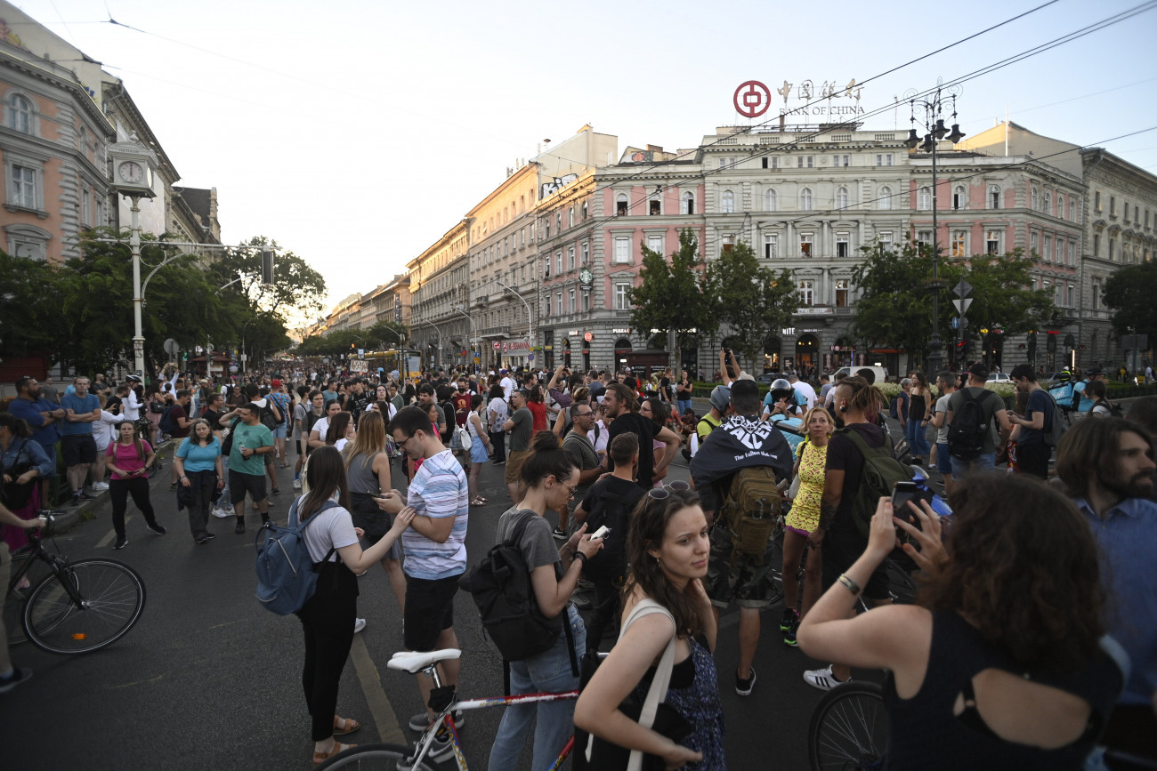 Budapest, 2022. július 13.
Résztvevők az Oktogonon a Momentum Mozgalom tüntetésén, amelyen a kisadózó vállalkozók tételes adója (kata) módosítása ellen tiltakoztak Budapesten 2022. július 13-án.
MTI/Balogh Zoltán