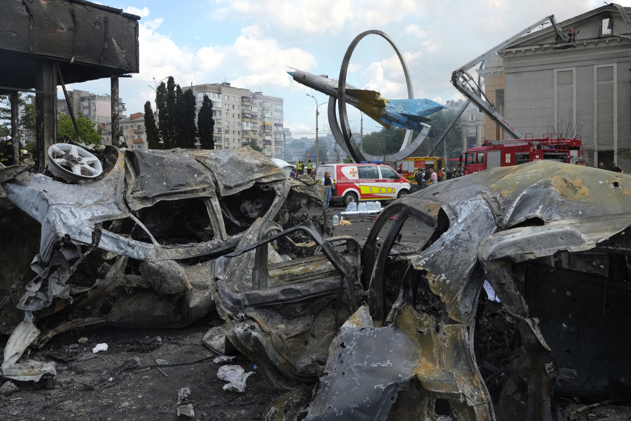 Vinnicja, 2022. július 14.
Megrongált épületnél tűzoltók Vinnicjában 2022. július 14-én, miután orosz rakétatámadás érte a nyugat-ukrajnai várost.
MTI/AP/Efrem Lukackij