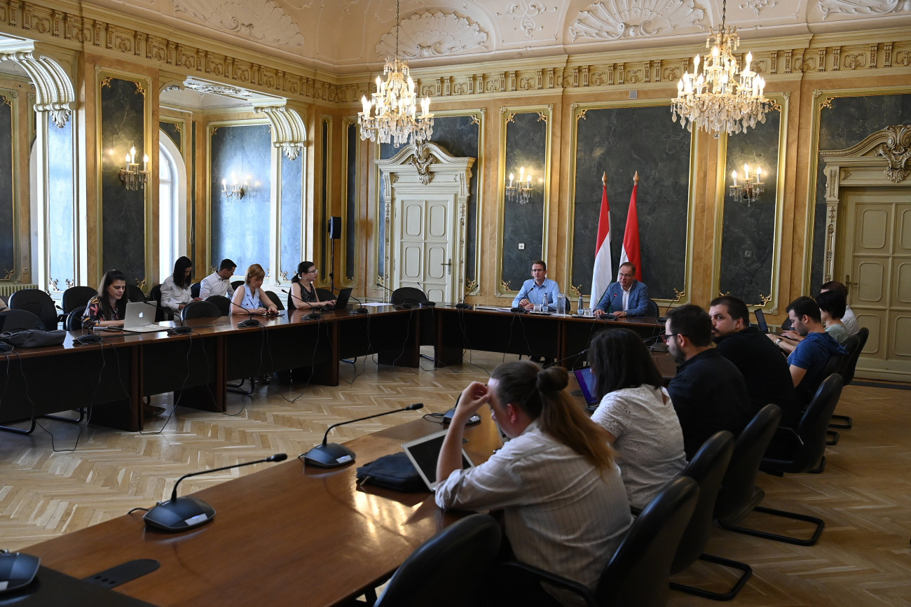 Budapest, 2022. július 29.
Navracsics Tibor területfejlesztési miniszter és Ágostházy Szabolcs, a Miniszterelnökség európai uniós fejlesztésekért felelős államtitkára (középen, j-b) a helyreállítási és ellenállóképességi alapról tartott sajtóbeszélgetésen a Miniszterelnöki Hivatal Akadémia utcai székházában 2022. július 29-én. Július 31-ig az összes operatív programot elküldik az uniónak, a bizottságnak öt hónapja lesz, hogy értékelje azokat.
MTI/Máthé Zoltán