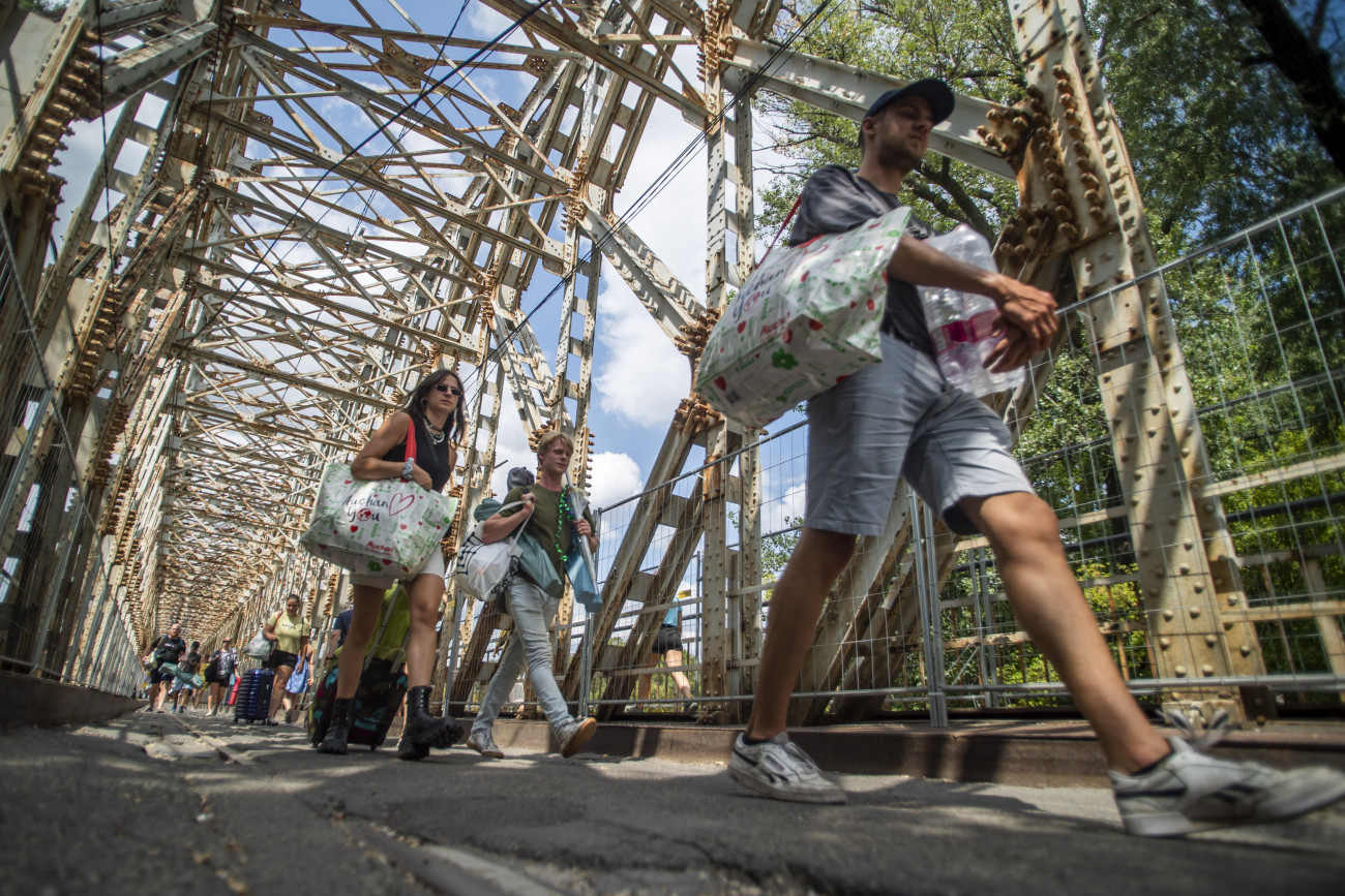 Budapest, 2022. augusztus 9.
A 28. Sziget fesztiválra tartó fiatalok érkeznek a K-hídon az óbudai Hajógyári-szigetre 2022. augusztus 9-én. Az idei fesztivált augusztus 10. és 15. között rendezik meg.
MTI/Balogh Zoltán