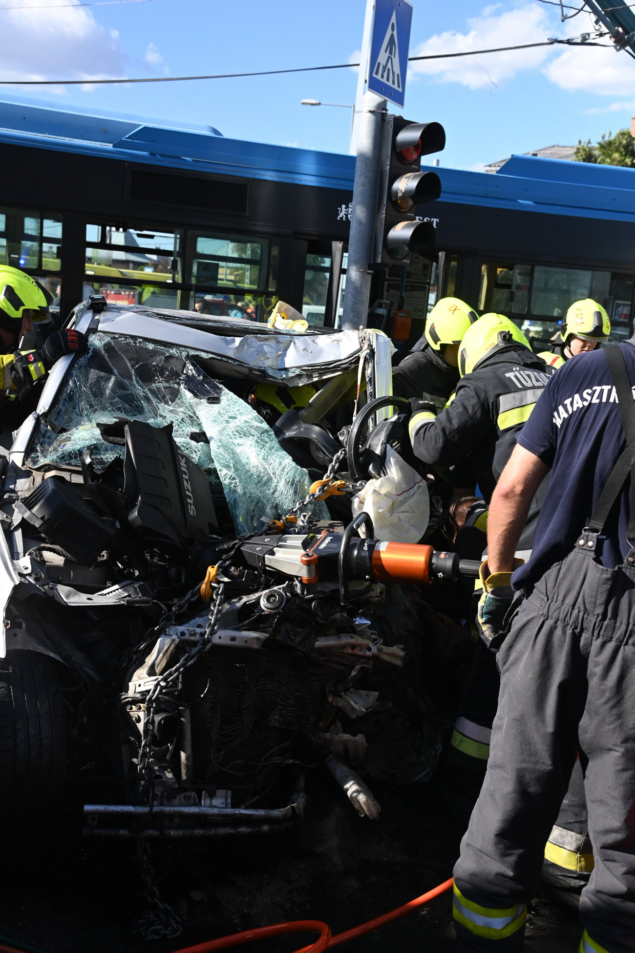 Budapest, 2022. augusztus 10.
Tűzoltók összeroncsolódott személyautónál a főváros XVIII. kerületében, az Üllői út és a Szarvas csárda tér kereszteződésében, ahol a gépjármű összeütközött egy busszal 2022. augusztus 10-én. A mentők tizenhat sérültet vittek kórházba: egyikük súlyos, további tizenöt ember könnyebb sérülést szenvedett.
MTI/Mihádák Zoltán