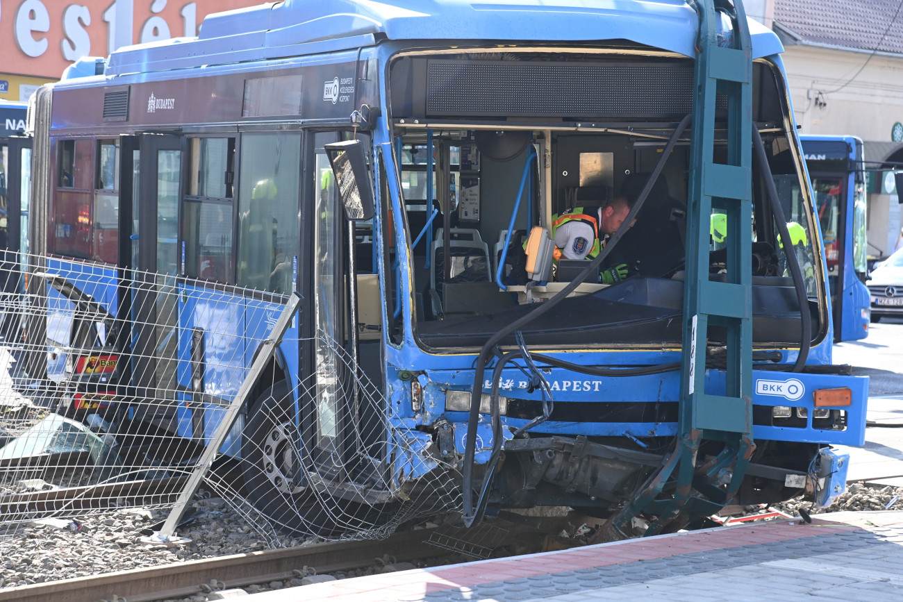 Budapest, 2022. augusztus 10.
Sérült busz a főváros XVIII. kerületében, az Üllői út és a Szarvas csárda tér kereszteződésében, ahol a gépjármű összeütközött egy személyautóval 2022. augusztus 10-én. A mentők tizenhat sérültet vittek kórházba: egyikük súlyos, további tizenöt ember könnyebb sérülést szenvedett.
MTI/Mihádák Zoltán