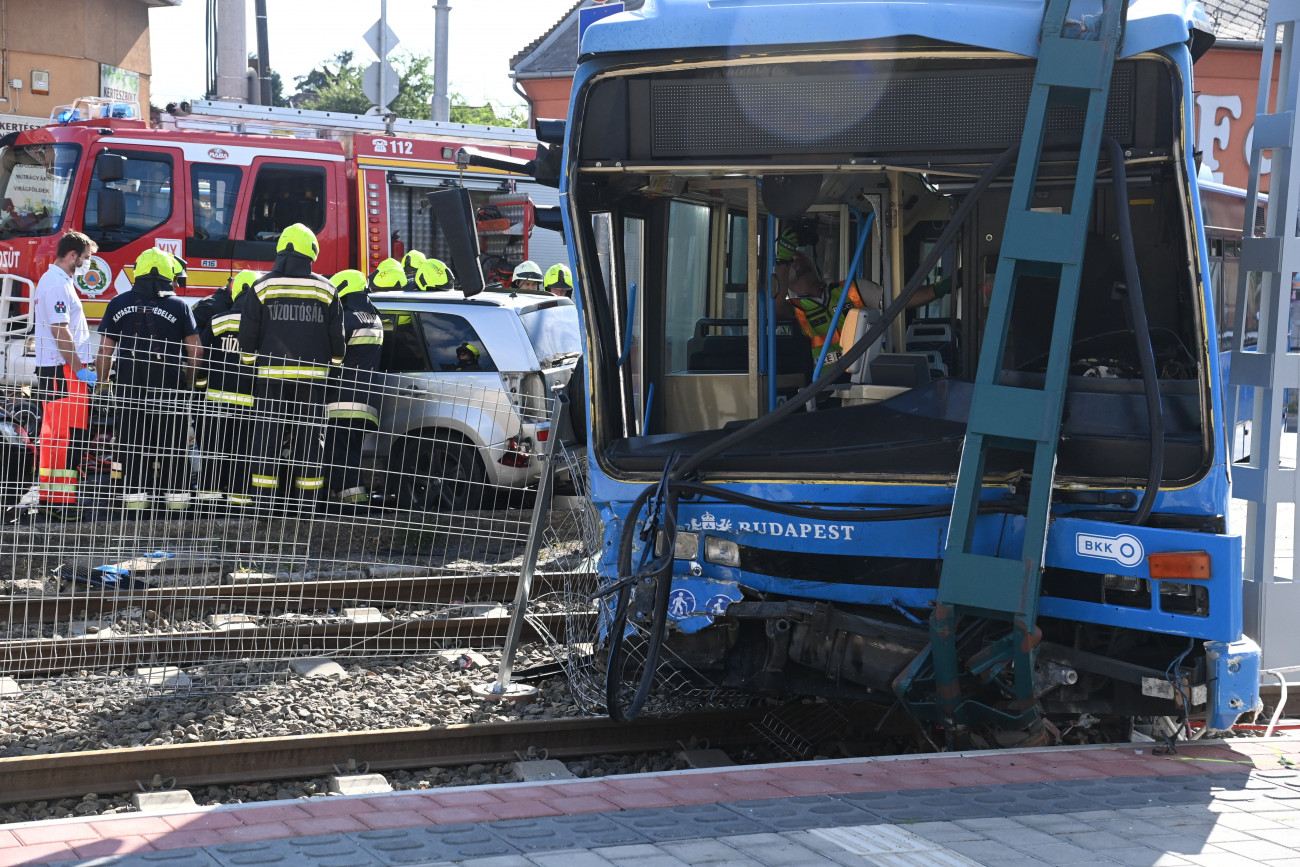 Budapest, 2022. augusztus 10.
Sérült busz a főváros XVIII. kerületében, az Üllői út és a Szarvas csárda tér kereszteződésében, ahol a gépjármű összeütközött egy személyautóval (háttérben) 2022. augusztus 10-én. A mentők tizenhat sérültet vittek kórházba: egyikük súlyos, további tizenöt ember könnyebb sérülést szenvedett.
MTI/Mihádák Zoltán