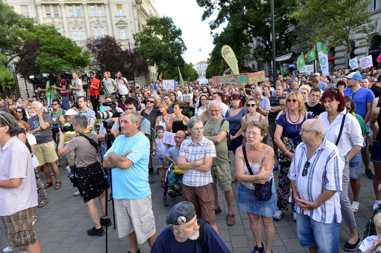 Budapest, 2022. augusztus 12.
Résztvevők az LMP tüntetésén az Agrárminisztérium épületénél, ahol erdeink tarvágását lehetővé tevő kormányrendelet ellen tiltakoztak 2022. augusztus 12-én.
MTI/Kovács Attila