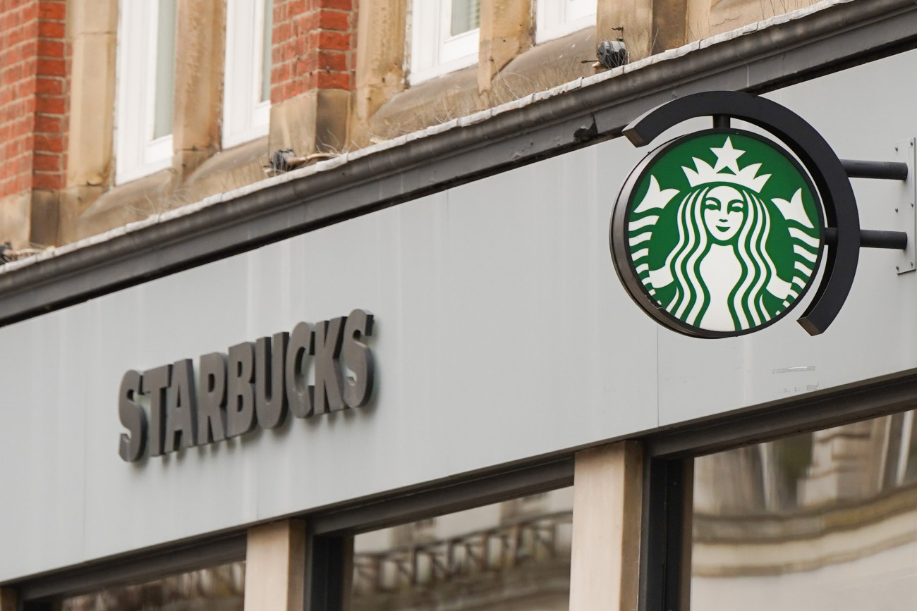 A Starbucks-logó Nottingham központjában 2022. augusztus 2-án. (Fotó: Giannis Alexopoulos/NurPhoto/Getty Images)