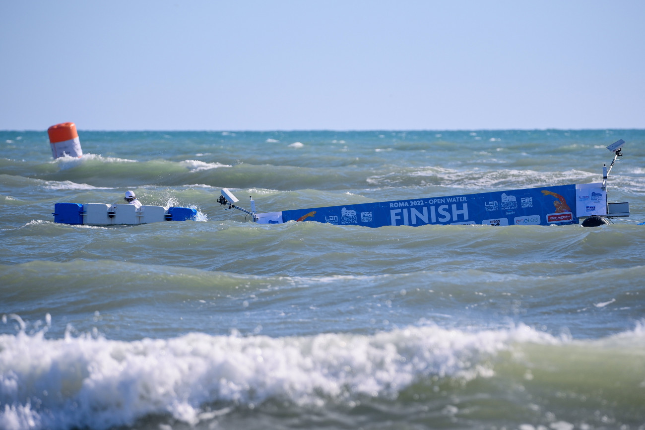 Ostia, 2022. augusztus 20.
A nyíltvízi úszók célplatformja a 25 kilométeres, kedvezőtlen időjárás miatt megállított versenyén a római vizes Európa-bajnokságon Ostiában 2022. augusztus 20-án.
MTI/Czeglédi Zsolt