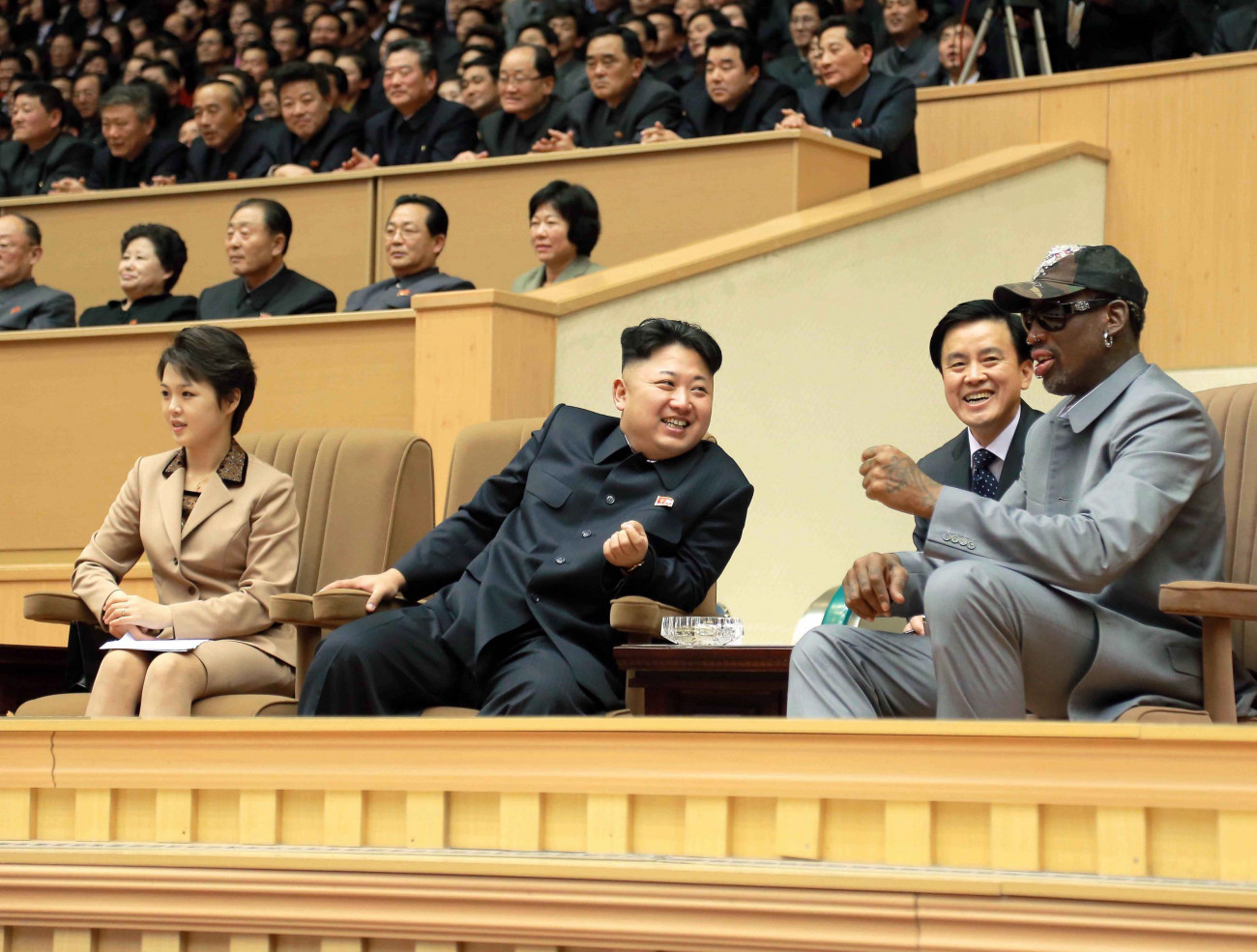 Phenjan, 2014. január 9.
A KCNA észak-koreai hírügynökség által 2014. január 9-én közzétett képen Dennis Rodman, az észak-amerikai profi kosárlabda-bajnokság korábbi játékosa (j), Kim Dzsong Un első számú vezető, a Koreai Munkapárt első titkára (b2) és felesége, Ri Szol Dzsu (b) egy phenjani sportcsarnokban rendezett bemutató mérkőzésen 2014. január 8-án. Rodman és egy amerikai csapat egy észak-koreai együttes ellen mérkőzött a diktátor 31. születésnapja alkalmából. (MTI/EPA/KCNA)