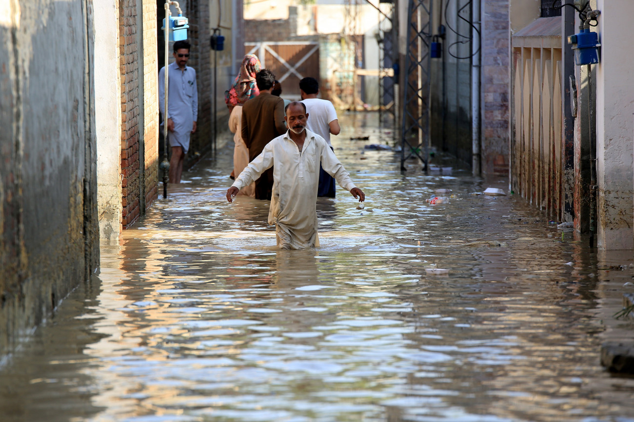 Novsera, 2022. augusztus 29.
Térdig érő vízben gyalogolnak emberek az árvíz sújtotta pakisztáni Novserában 2022. augusztus 29-én. Pakisztánban a június közepe óta tartó árvizekben 1033 ember életét vesztette, a monszunesők okozta áradások miatt mintegy 33 millió embernek kellett elhagynia lakóhelyét.
MTI/EPA/Bilaual Arbab