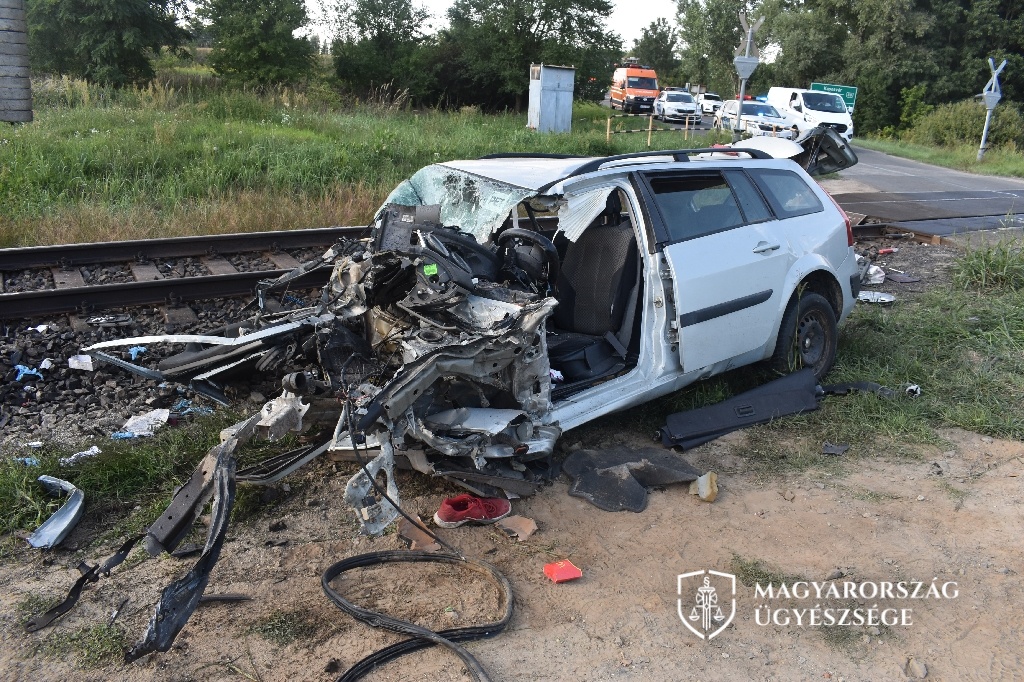 A szemle során a kaposvári rendőrök készítettek képet az autóroncsról.