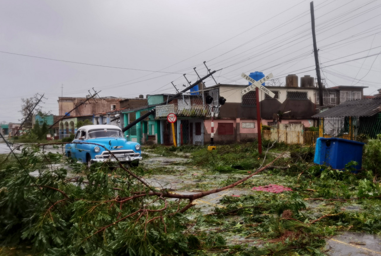 Pinar del Rio, 2022. szeptember 28.
Autó halad az Ian hurrikán által leszakított faágak között a kubai Pinar del Rióban 2022. szeptember 27-én.
MTI/EPA/EFE/Yander Zamora