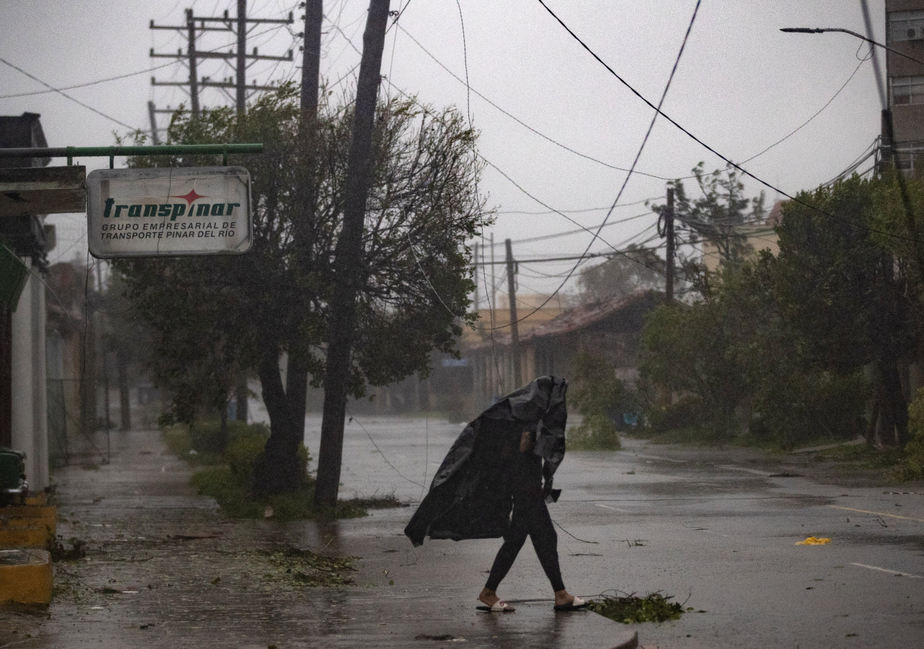 Pinar del Rio, 2022. szeptember 28.
Egy férfi az Ian hurrikán által okozott viharban a kubai Pinar del Rióban 2022. szeptember 27-én.
MTI/EPA/EFE/Yander Zamora