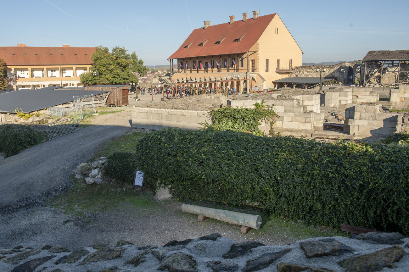 Eger, 2022. október 17.
Az ágyúdombon végzett régészeti kutatás során feltárt, több mint 400 éves török ostromágyú az egri várban 2022. október 17-én. A Musztafa pasa idejében (1636-38) átépült ágyúdombról a közelmúltban előkerült 2-3 tonna súlyú fegyver csőhossza több mint 3 méter, kalibere 17 cm, a vége szétrepedt. Az ágyú azért különleges, mert teljes ágyúcsövek ritkán és csak kivételes szerencsével maradnak meg.
MTI/Komka Péter