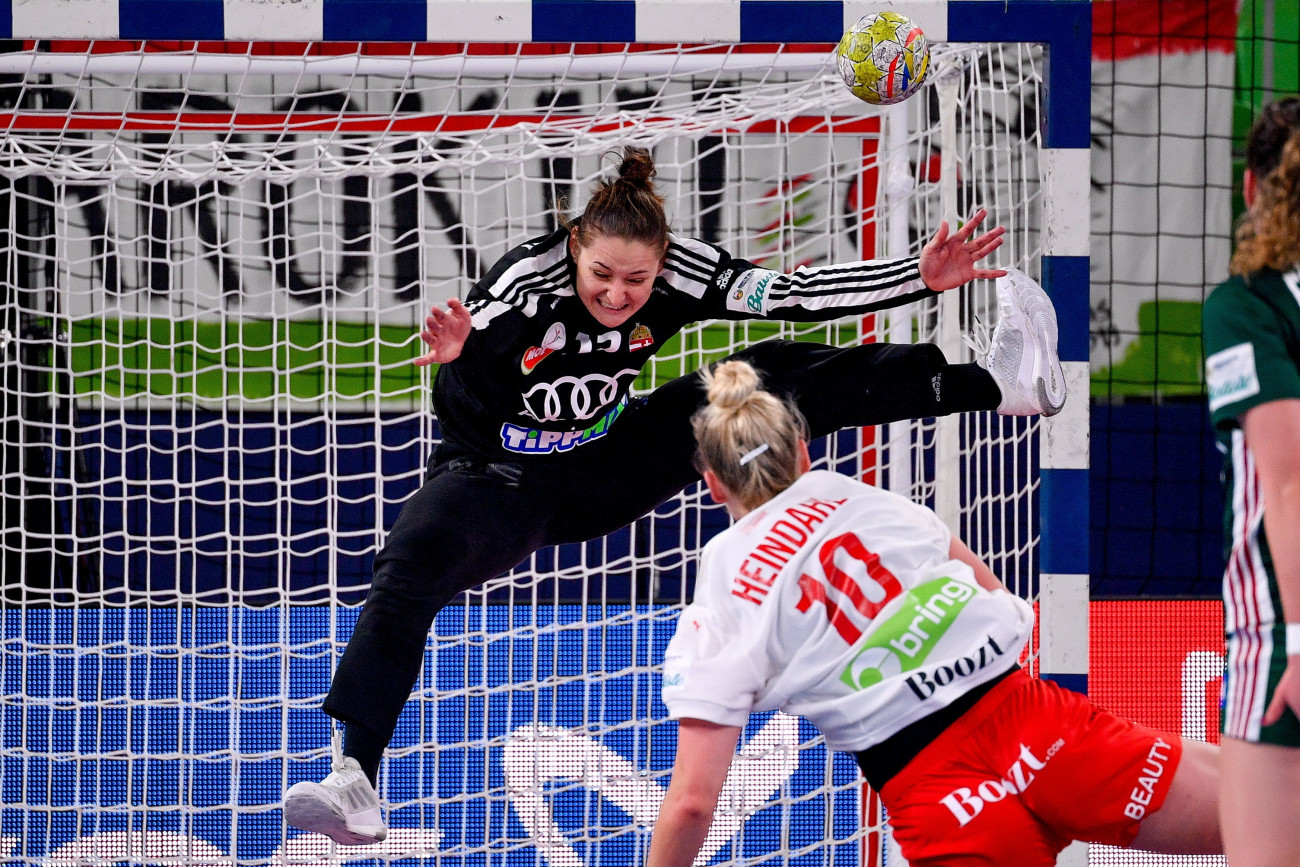 Ljubljana, 2022. november 10.
Szikora Melinda (b) és a dán Kathrine Brothmann Heindahl a női kézilabda Európa-bajnokság Magyarország - Dánia mérkőzésén a ljubljanai Stozice Arénában 2022. november 10-én. A magyar válogatott 29-27-re kikapott.
MTI/Czeglédi Zsolt