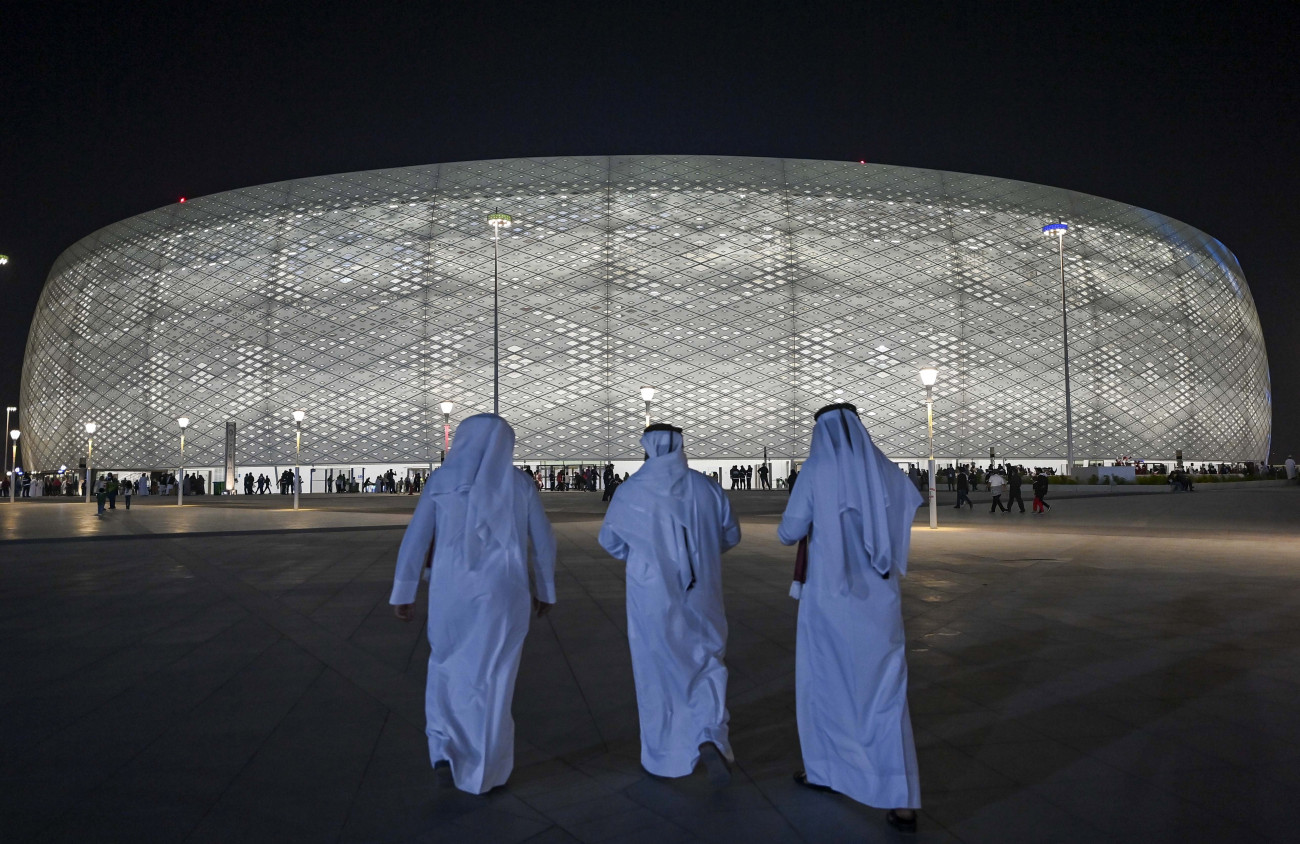 A 2022-es katari labdarúgó-világbajnokság hat csoportmérkőzésének, az egyik nyolcaddöntőjének és az egyik negyeddöntőjének otthont adó al-Tumama Stadion Dohában. A 40 ezer férőhelyes létesítmény kinézetét a férfiak által hordott arab fejfedő ihlette. Fotó: MTI/EPA/Nusad Szekkajil