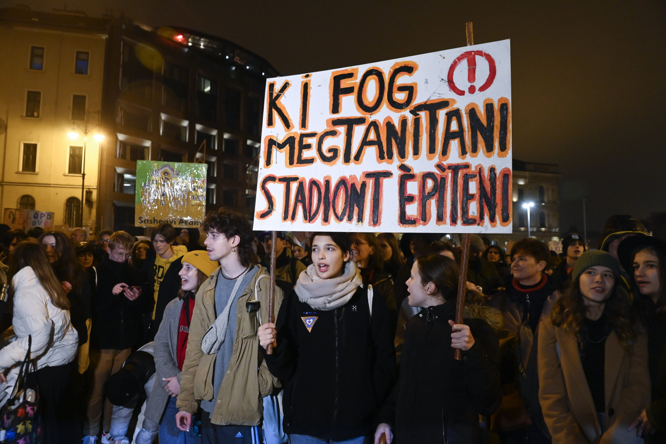 Budapest, 2022. november 18.
A tanárok, diákok és szülők részvételével zajló vonulásos demonstráció résztvevői a Clark Ádám téren 2022. november 18-án. A tüntetés a reggeli élőlánc folytatásaként indult a Március 15. térről, a résztvevők a tanárok béremelését és oktatási reformot követeltek. A megmozdulást az Egységes Diákfront tagjaiként a Turul Diákegyesület, a Pala Mozgalom, a Grund és a Diákok a Tanárokért szervezte.
MTI/Koszticsák Szilárd